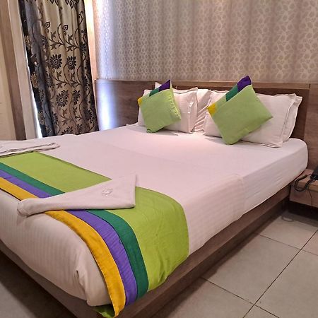 Hotel Tulsi Vadodara Bagian luar foto