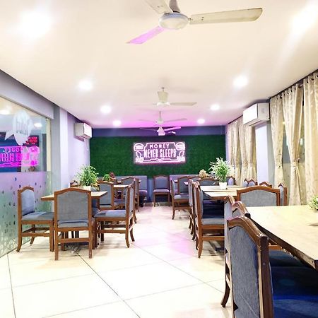 Hotel Tulsi Vadodara Bagian luar foto