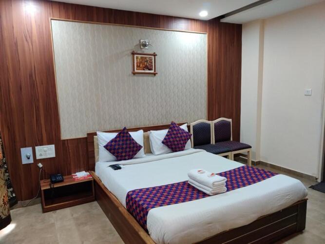 Hotel Tulsi Vadodara Bagian luar foto