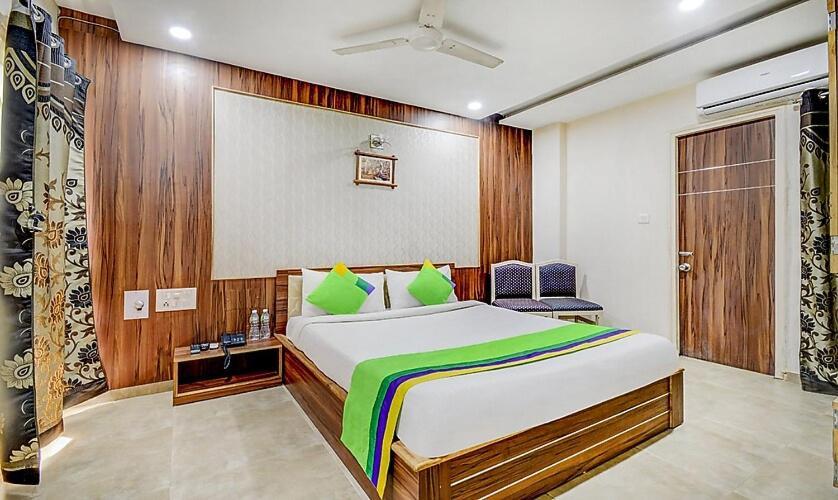 Hotel Tulsi Vadodara Bagian luar foto
