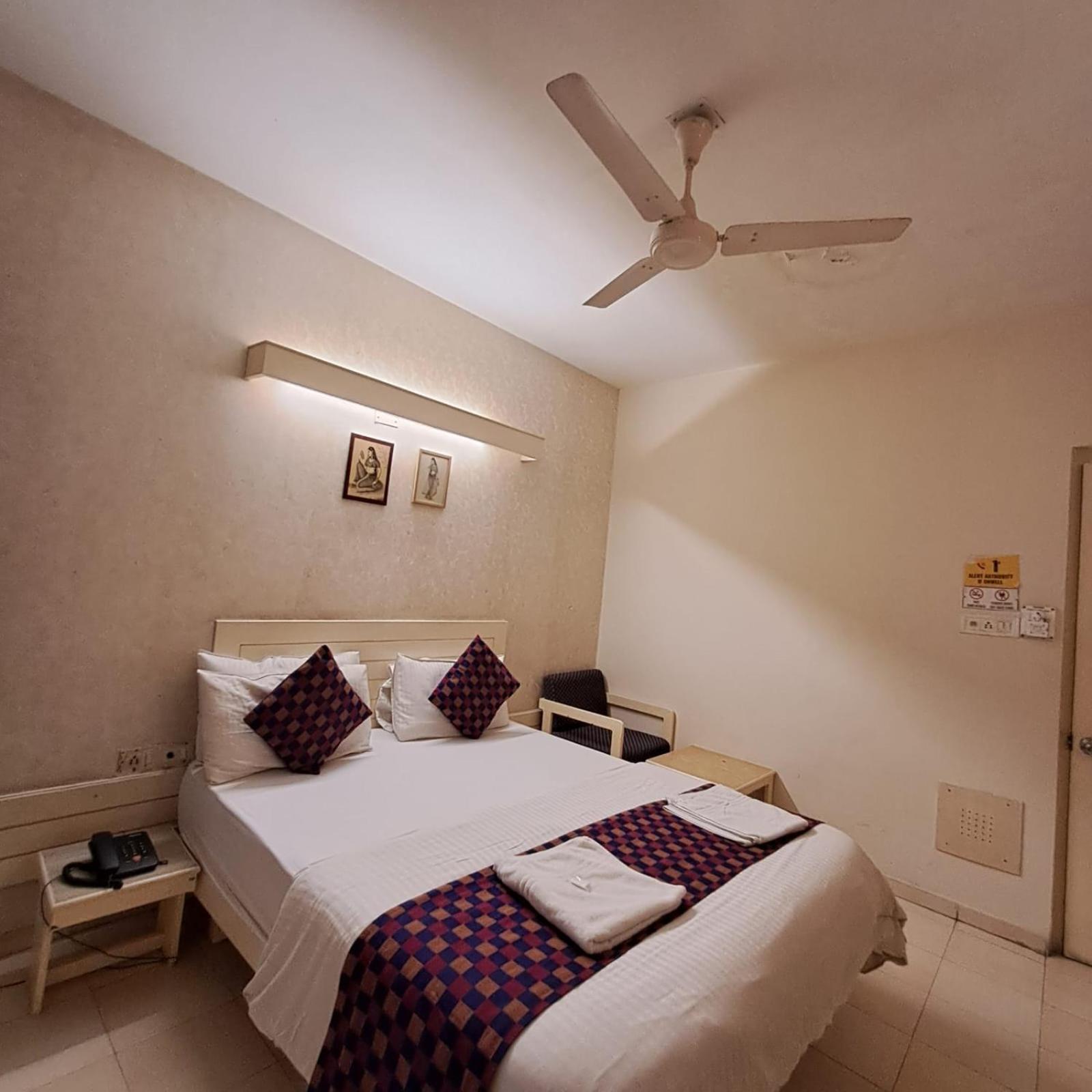 Hotel Tulsi Vadodara Bagian luar foto