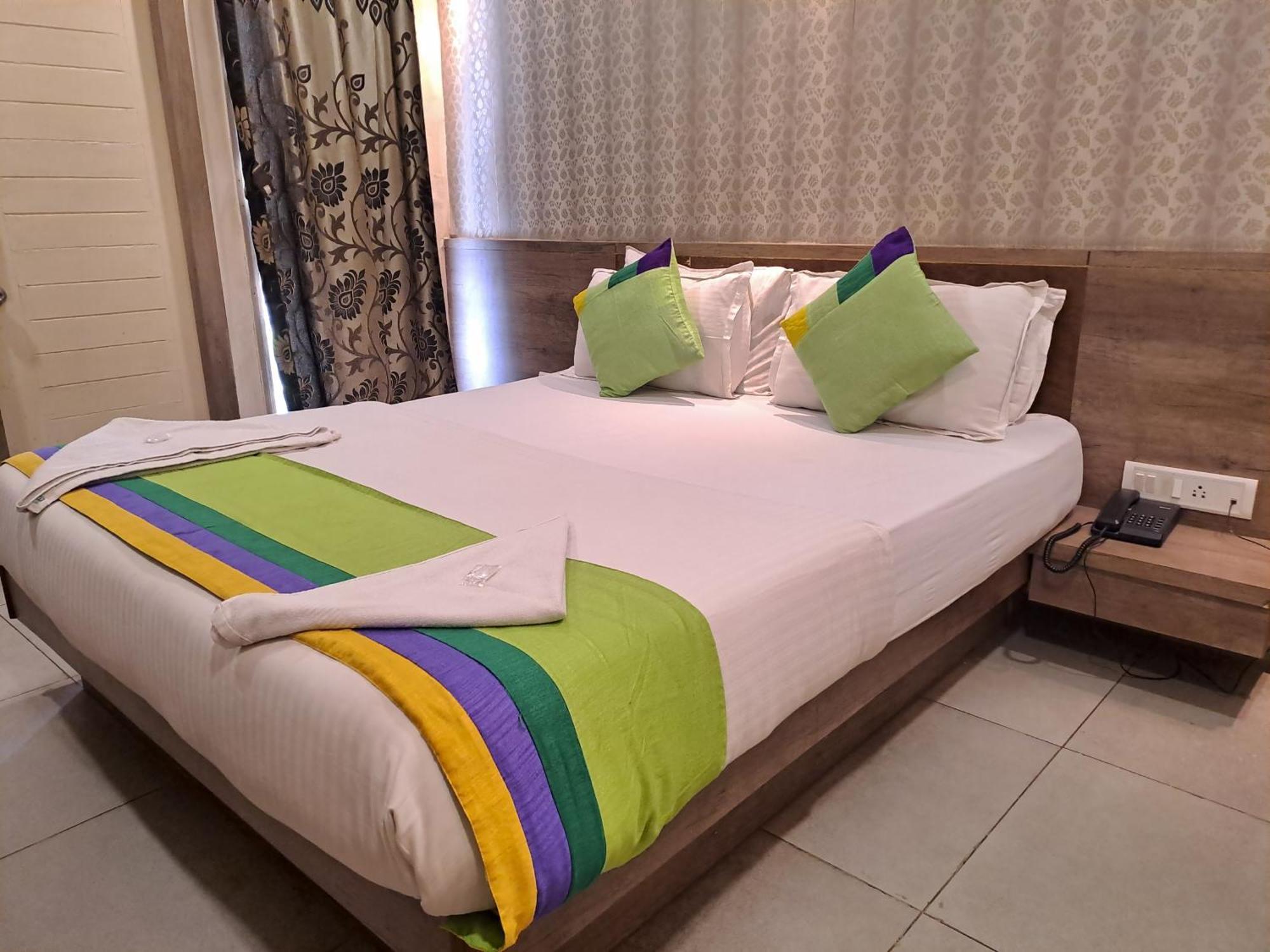Hotel Tulsi Vadodara Bagian luar foto