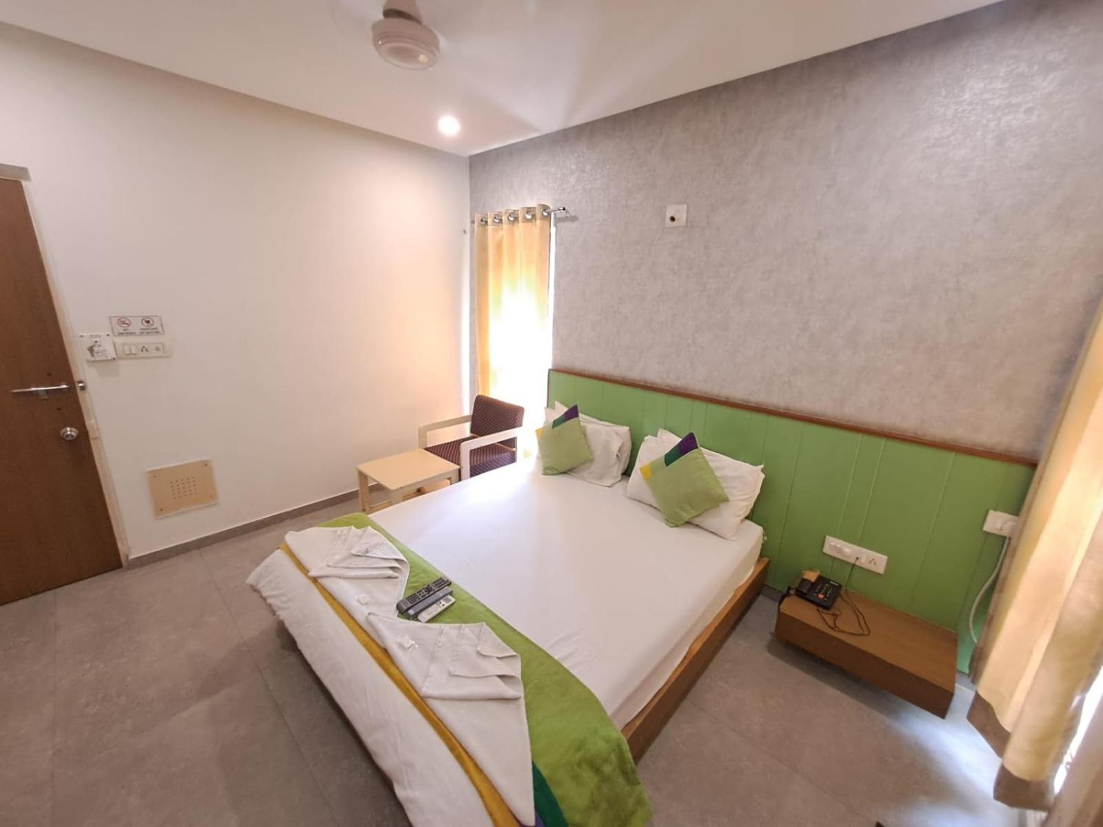 Hotel Tulsi Vadodara Bagian luar foto