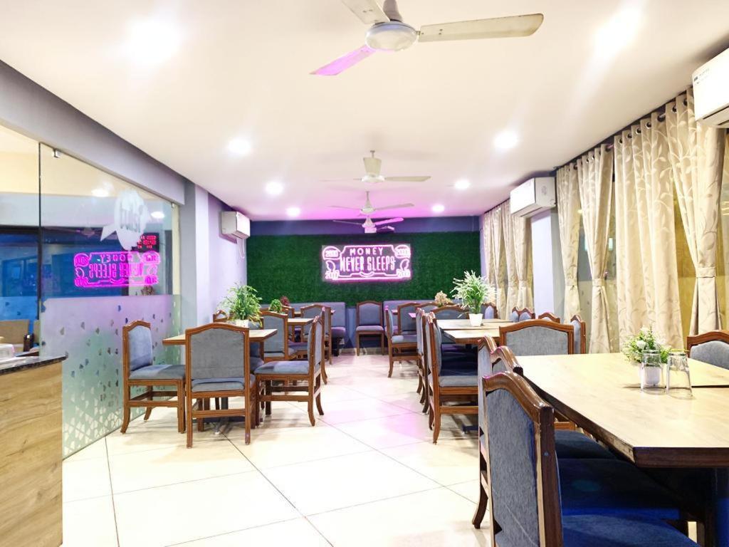 Hotel Tulsi Vadodara Bagian luar foto