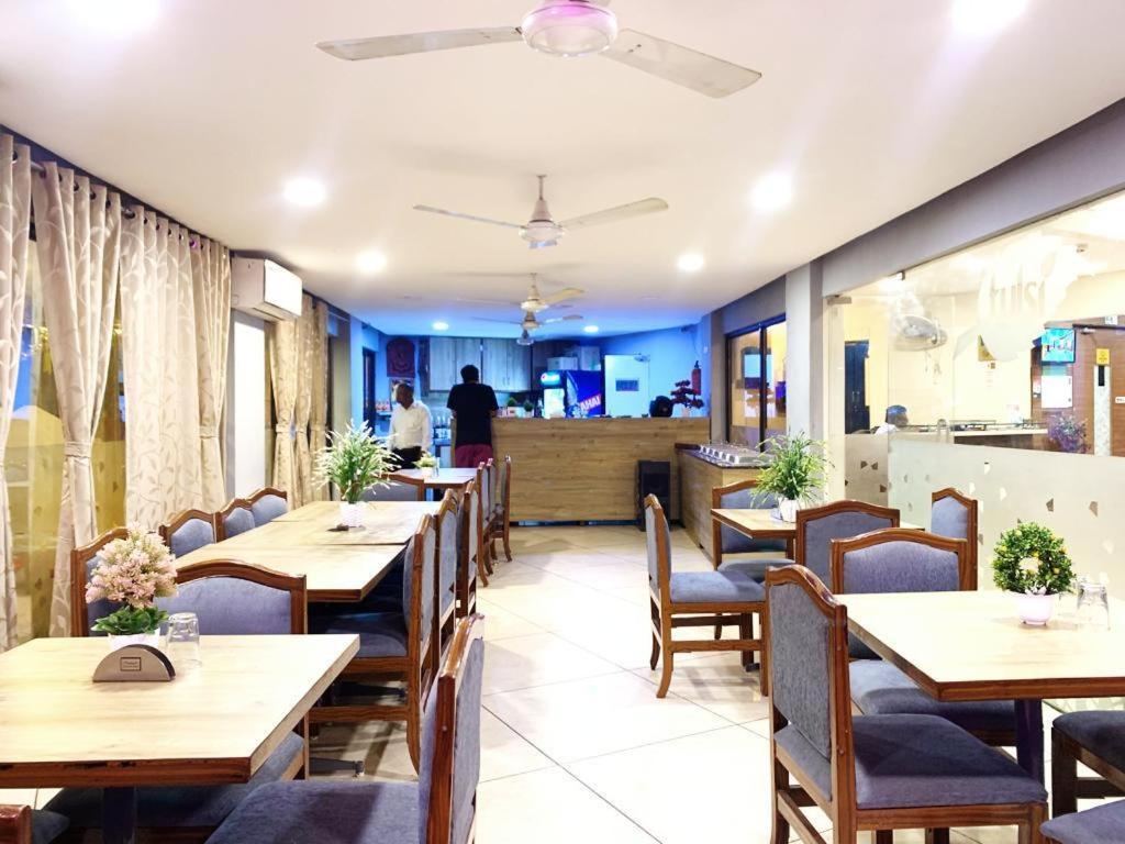 Hotel Tulsi Vadodara Bagian luar foto