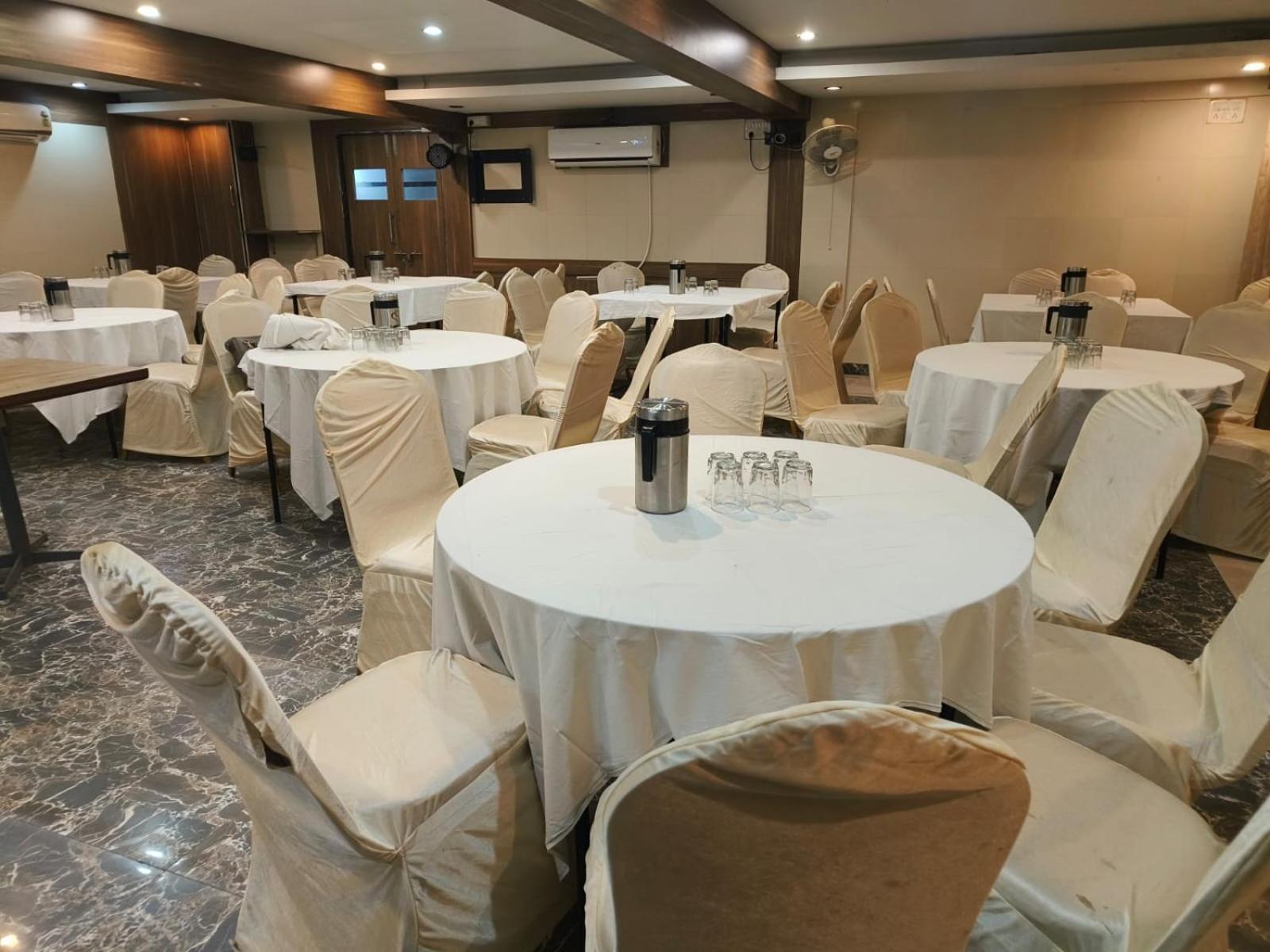 Hotel Tulsi Vadodara Bagian luar foto