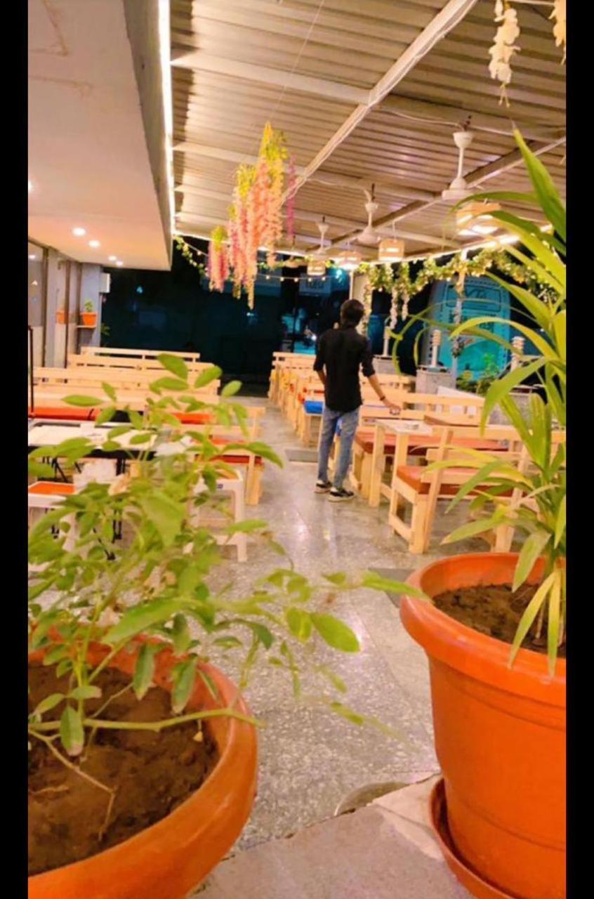 Hotel Tulsi Vadodara Bagian luar foto