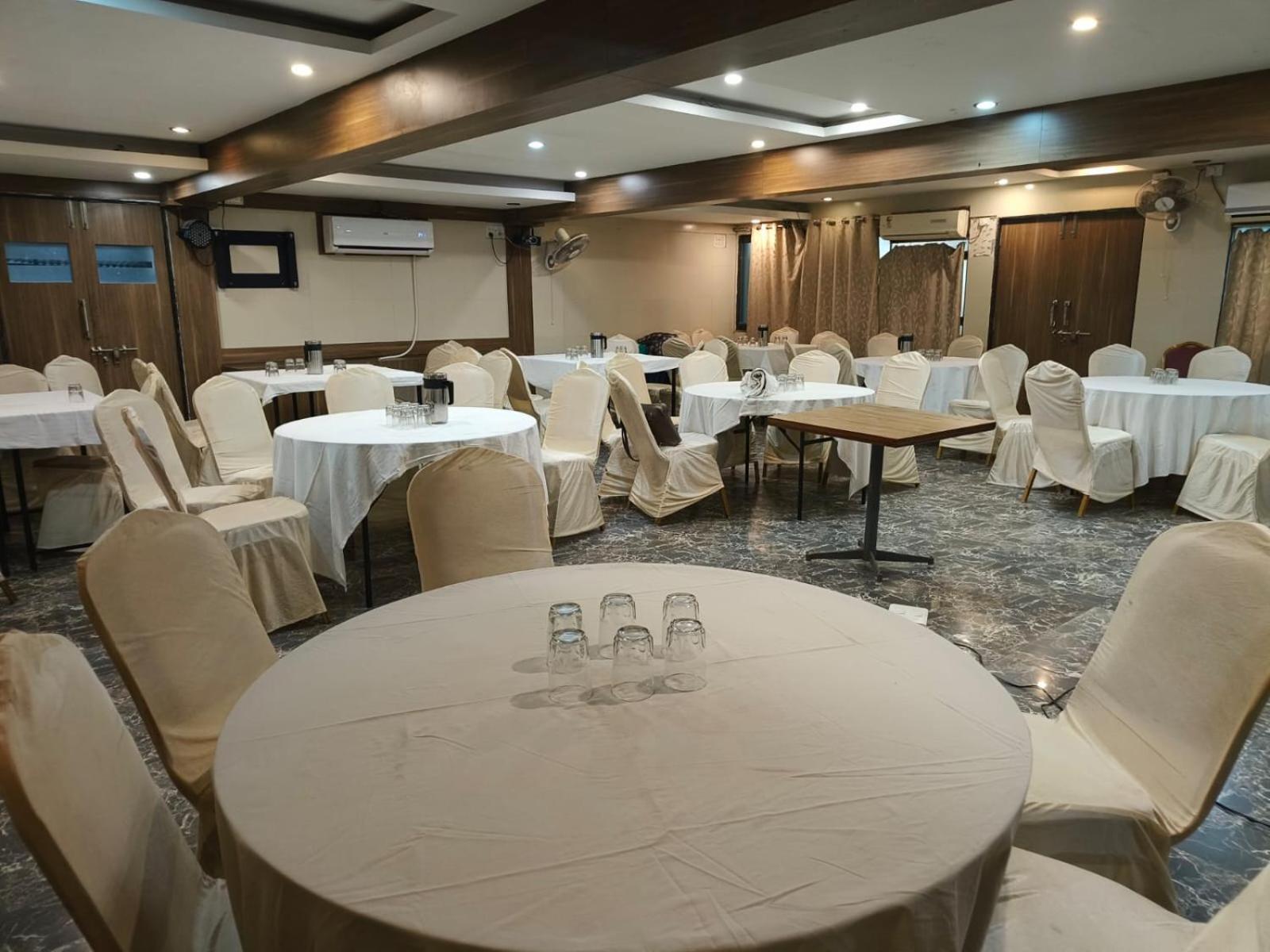 Hotel Tulsi Vadodara Bagian luar foto