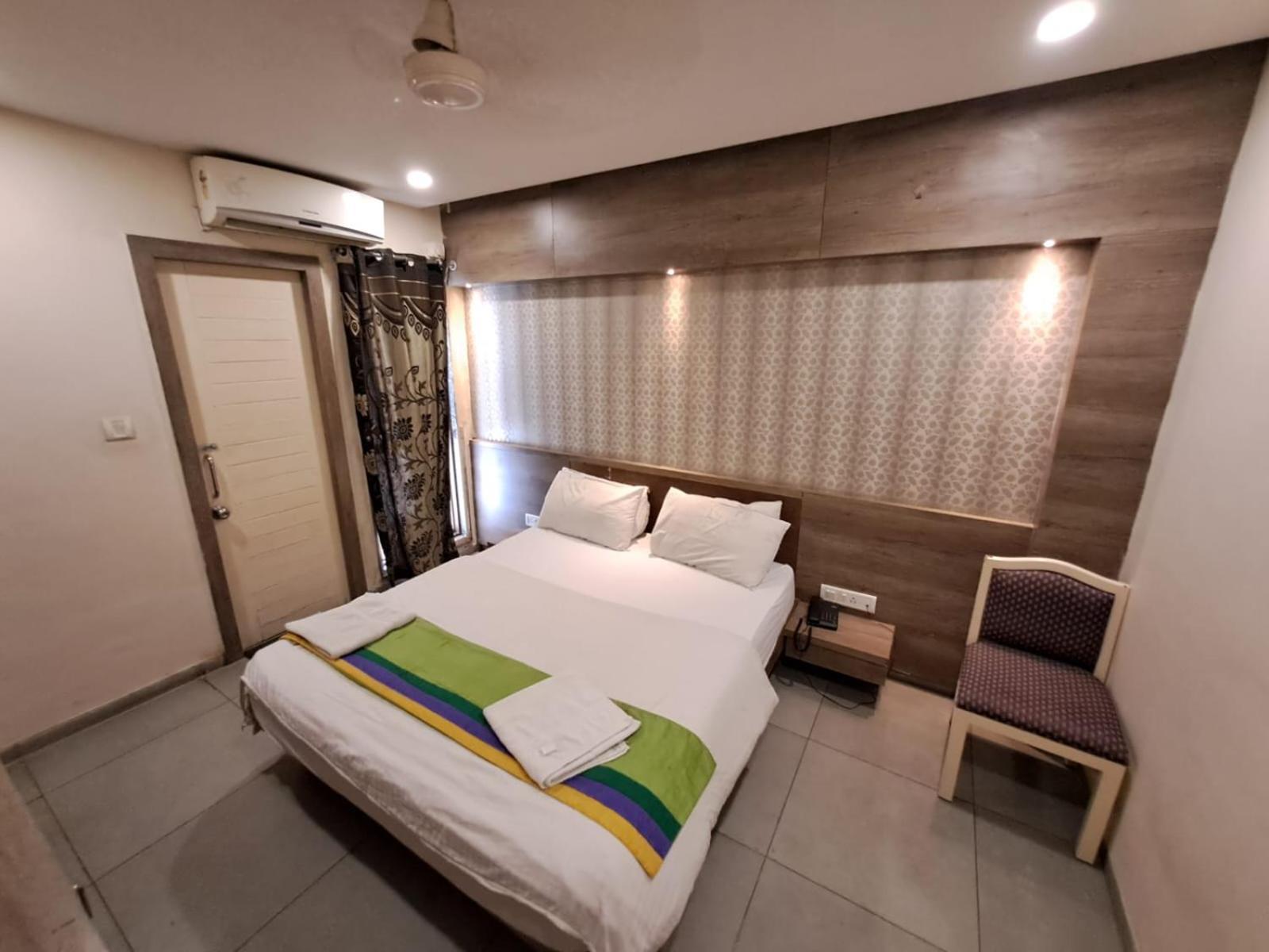 Hotel Tulsi Vadodara Bagian luar foto